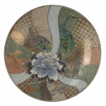 Medalhão em porcelana policromada Imari. Japão, Meiji, princípio do Séc. XIX. 47 cm de diâmetro. Em perfeito estado.