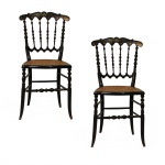 Par de cadeiras em madeira laqueada. Inglaterra, Séc. XIX. 84 x 40 x 38 cm. Necessita de restauro.