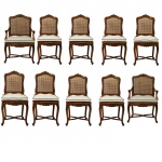 Conjunto de 8 cadeiras sendo, duas de braço, em madeira clara e entalhada. Europa, cerca de 1900.  98 x 68 x 48 cm a poltrona e 98 x 48 x 44 cm a cadeira.
