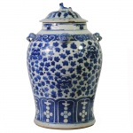 Potiche em porcelana azul e branca. China, Qing, Daoguang (1821-1850). 43 cm de altura. Pequeno bicado na tampa.