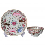 Prato e bowl em porcelana policromada da Cia. das Índias, decoração Família Rosa. China, Qing, Qianlong (1736-1795). 22 cm de altura o prato e 07 x 15 cm o bowl. Em perfeito estado.