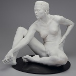 Robert Graham (1938-2008), "Jennifer"- Escultura em resina representando figura feminina nua, sentada, presa a uma base de bronze colocada em pedestal. 147 x 48 x 71 cm.