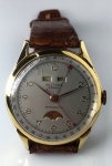 Relógio Sultana, movimento a corda, triple date, fases de lua, década de 60, caixa de 37 mm de diâmetro folheada a ouro, fundo em aço inox, em perfeito estado de conservação e funcionamento