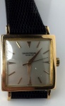 Relógio Universal Genève, caixa quadrada 26 X 26 mm em ouro amarelo de 18 K e mostrador originais, movimento a corda, década 60, em perfeito estado de conservação e funcionamento