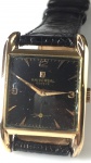 Relógio Universal Geneve Masculino, caixa retangular em ouro rosé 18k de 2,5 X 2,8 mm, mostrador preto, mecanismo a corda em perfeito funcionamento, década 50