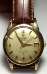 Relógio Omega Automático Cronômetro Constelletion, caixa de aço inoxidável de 35 mm de diâmetro, com aro de ouro 18 K e alças chapeadas a ouro, mostrador original, em perfeito estado de conservação e funcionamento, década de 70