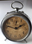 Relógio Veglia Despertador de Mesa, movimento manual, caixa de metal cromado, década de 60, em bom estado de funcionamento