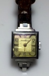 Lady Vintage – Mini Relógio Jaeger – Le Coultre, raro, um dos menores calibres da marca, caixa quadrada em aço inox de 15 X 15 mm, mecanismo a corda, modelo art noveau, mostrador original, em perfeito estado e funcionamento, década de 30