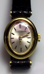 Lady Vintage – Relógio Jaeger - Le Coultre, mecanismo a corda, caixa de 15 X 22 mm de ouro 18 K, com pulseira e fivela originais, um dos menores modelos do fabricante, década de 70, em estado de novo