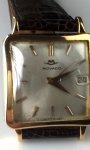 Relógio Movado Masculino, caixa quadrada em ouro amarelo 18k de 2,7 X 2,8 mm em perfeito estado, Date e mecanismo a corda em perfeito funcionamento, década 70