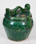 Recipiente para acondicionar líquidos, na forma de Bule , de cerâmica revestida por "glazed" monocromático na cor verde.  Medidas: Altura 21 x Diâmetro 16 cm. Nota: Marcas de uso.