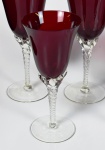 Lote composto por 03 cálices para vinho do Porto de cristal de murano, na cor Rubi e hiálico . Med. Alt. 14,5 cm . Marcas de uso. No estado.