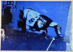 Banksy (Bristol, 1974/75), "Sem título", reprodução fotográfica. tiragem limitada. Med 18  x 24  cm(ME). Não Possue moldura. No estado. NOTA BIOGRÁFICA: é um veterano artista de rua britânico, cujos trabalhos em estêncil são facilmente encontrados nas ruas da cidade de Bristol, mas também em Londres e em várias cidades do mundo. Banksy é o pseudônimo de um artista pintor de graffiti, pintor de telas, ativista político e diretor de cinema britânico. A sua arte de rua satírica e subversiva combina humor negro e graffiti feito com uma distinta técnica de estêncil. Seus trabalhos de comentários sociais e políticos podem ser encontrados em ruas, muros e pontes de cidades por todo o mundo. O trabalho de Banksy nasceu da cena alternativa de Bristol, e envolveu colaborações com outros artistas e músicos. De acordo com o designer gráfico e autor Tristan Manco, Banksy nasceu em 1974 em Bristol (Inglaterra), onde também foi criado. Filho de um técnico de fotocopiadora, começou como açougueiro mas se envolveu com graffiti durante o grande boom de aerossol em Bristol no fim da década de 1980. Observadores notaram que seu estilo é muito similar a Blek le Rat, que começou a trabalhar com estênceis em 1981 em Paris, e à campanha de graffiti feita pela banda anarco-punk Crass no sistema de metro de Londres no fim da década de 1970. Conhecido pelo seu desprezo pelo governo que rotula graffiti como vandalismo, Banksy expõe sua arte em locais públicos como paredes e ruas, e chega a usar objetos para expô-la. Banksy não vende seus trabalhos diretamente, mas sabe-se que leiloeiros de arte tentaram vender alguns de seus graffitis nos locais em que foram feitos e deixaram o problema de como remover o desenho nas mãos dos compradores. O primeiro filme de Banksy, Exit Through the Gift Shop, teve sua estreia no Festival de Filmes de Sundance, foi oficialmente lançado no Reino Unido no dia 5 de março de 2010, e em janeiro de 2011 foi nomeado para o Oscar de Melhor Documentário.  https://www.ebiografia.com/banksy/