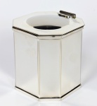 Elegante caixa para chá de metal prateado, marca de fabricação saint James, Inglaterra - Séc XX. Med.12,5 x 12 x 12 cm de profundidade. Marcas de uso. Presença de desgaste na prateação. No estado.