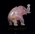 Esculturas de jade na cor rosa miniatura representadas por elefante. Med.10 cm x  4 cm x 9 cm de comprimento.(maior medida).  Marcas do tempo. Pequenas faltas.  Trincados . No estado.
