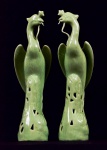 Par de  esculturas  de porcelana vidradas em monocromo, verde celadon, representadas por aves do paraíso. Med. 22 cm x 7 cm de diâmetro. Marcas do tempo. No estado.