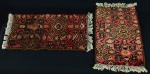 Pendant de mini tapetes em lã natural, tinta vegetal. Med. 42 cm x 26 cm.  Marcas do tempo. No estado.