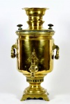 Antigo e muito elegante samovar de metal dourado. Med 46 x 24 x 32 cm de profundidade. Marcas de uso. No estado.
