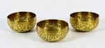 Lote composto por 03 lindos recipientes de metal dourado na forma de "bowl", de origem oriental. Med. 6  x 12  cm de diâmetro. Marcas de uso. No estado.