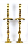 Par de elegantes  tocheiros  de metal dourado , de origem oriental. Med 90 x 24 cm de diâmetro. Marcas de uso. No estado.