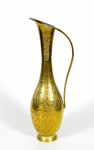 Linda jarra de bronze, profusamente adornada por folhagem e flores, Med. 28,5 x 9 cm de diâmetro. Marcas  do tempo. No estado.