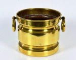 Elegante cachepot de metal dourado , com duas alças na forma de argola. Med 16 x 22 cm de diâmetro. Marcas de uso. No estado.