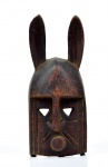 Arte Africana - Linda máscara de pequenas dimensões em madeira nobre, proveniente de tribo não identificada. med. 30 x 12 x 11 cm de profundidade. Marcas de uso. No estado.