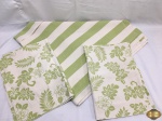 Lenço de casal  com duas fronhas sendo o lençol medindo 3,20 X 3,20  na cor verde com listras brancas e duas fronhas brancas com flores verdes medindo 1,16 X  80 . Em perfeito estado.