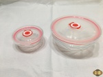 2 potes bowls em vidro com tampa em plástico duro. Medindo 15cm e 10cm de diâmetro respectivamente.