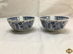 Par de bowls em porcelana com pintura floral azul e branca. Medindo 12cm de diâmetro x 5,5cm de altura.