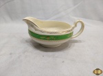 Molheira em porcelana inglesa barra verde com ouro. Medindo 16,5cm bico alça x 7,5cm de altura.