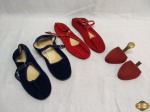 Lote de duas sapatilha em tecido aveludado nas cores azul e vermelha tamanho 39 e um alargador de sapato na cor vermelha.
