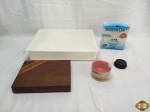 Lote diverso composto de caixa organizadora de talher, caixa de costura em madeira, formas para cup cake em silicone, etc. Medindo a caixa organizadora 40cm x 31cm x 7cm de altura.