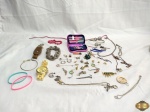 lote de bijuteria, sendo colares, pulseiras, relogio, kit de unha, anel, brincos e chaveiro