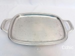 Bandeja retangualr com alça corpo cinzelado em aço inox espesso. Medida 40cm x 30 cm