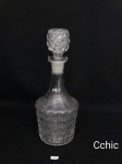 Garrafa licoreira em vidro grosso lapidação ponta de diamante. Medida: 28cm de altura.