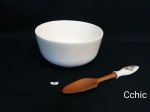 Lote de 2 peças com saladeira redonda em cerâmica e colher com cabo em porcelana. Sendo a travessa redonda funda, em ceramica vitrificada Oxford, corpo liso, medindo 22cm de diametro x 10cm de altura e a colher em porcelana com cabo em  porcelana, medindo 27cm de comprimento.