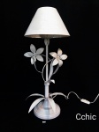 Abajour em metal patinado de branco decorado com flores e cúpula em tecido. Medida: 60cm de altura.Cupula esta com pequenp amassado, pequno rasgo no tecido