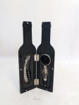 Kit para vinho com 3 acessórios com suporte em forma de garrafa Vicenza. Acessórios em metal prateado, sendo 1 saca rolhas, 1 rolha em metal e um anel de garrafa.