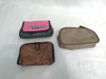 Lote de 3 necessaires de diferente modelos. Sendo 1 necessaire rosa, marca Make Up, medindo 17cm de comprimento e 13cm de altura, 1 necessaire marrom, marca Delta, medindo 20cm de comprimento e 11cm de altura e 01 necessaire marrom, com 2 divisórias, marca Gilson Martini, medindo 17cm de comprimento e 13cm de altura.