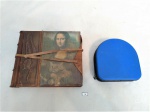 Lote de 2 peças sendo 1 bloco de notas e 1 porta CDs. Sendo o bloco de anotações com figuras de monalisa, com capa de couro, medindo 22x19cm de comprimento e 01 porta CDs emborrachados, com 12 divisórias, medindo 14x14cm de comprimento,