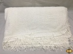 Colcha de Chenille na cor branco com franja em perfeito estado medindo 248 X 216