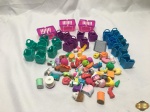 Lote com várias peças do Shopkins.