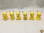 Lote de 6 bonecos do Pikachu em borracha, medindo em média 8cm de altura.