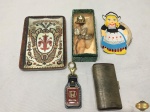 Lote composto de petisqueira em resina italiana, chaveiro, cigarreira, porta níquel e botão de rosa em prata 90.