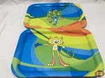 2 bandejas em latão com mascotes da Olimpíada Rio 2016. Medindo 37,5cm x 27cm.