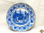 Prato decorativo em porcelana azul e branca. Medindo 21cm de diâmetro.