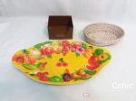 Kit de 3 peças com saladeira, cesto e porta guardanapos. Sendo a saladeira em melanina decorada com frutas, medindo 40x24cm de comprimento, 1 cesto de palha redondo, medndo 22cm de diametro e 1 porta guardanapos, medindo 13cm de altura x 7cm de comprimento.