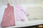 Lote de roupas femininas. Sendo 1 casaco lilas com apliques de fita e corrente  da marca FRANCESA  tamanho P, 1 blusa de alça de seda  tamanho M e 1 saia em paetê da marca TOMY tamanho 10