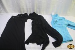 Lote de roupas femininas. Sendo 1 blusa de manga preta com elos em viscose   tamanho G, 1 blusa de manga comprida em tecido fino  tamanho P e 1 jaqueta em elastano na cor azul da marca BODY UP tamanho M/L